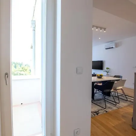 Luxury Mirage Apartment
