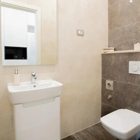 Luxury Mirage Apartment
