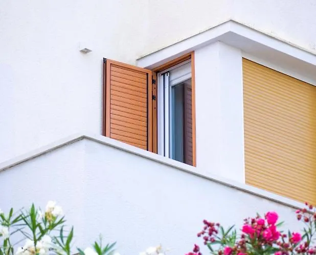 Luxury Mirage Apartment